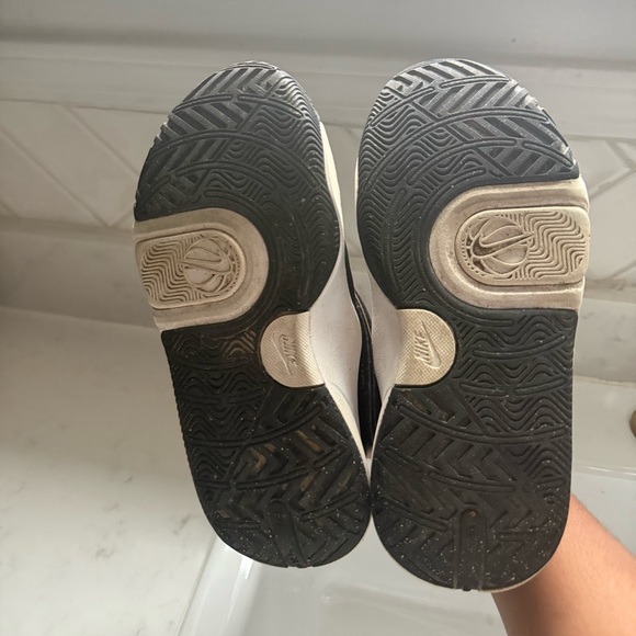 Nike‎ Big Kid Team Hustle D11 Basketball Shoe - Picture 2 of 8